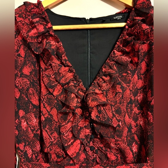 BUFFALO Long Sleeve Ruffled Hem/Collar Red Serpent Size L - Picture 5 of 7